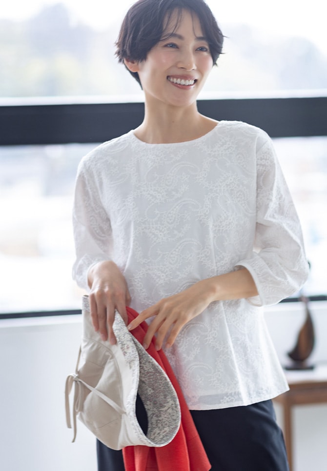 【ひやさらコットン】刺しゅうドッキングプルオーバー【綿100％・接触冷感・UVカット】とサラコクルーネック9分袖カーディガン【接触冷感・ウォッシャブル・毛玉になりにくい】とストレッチストレートパンツ【接触冷感・後ろウエストゴム】を着用した女性３