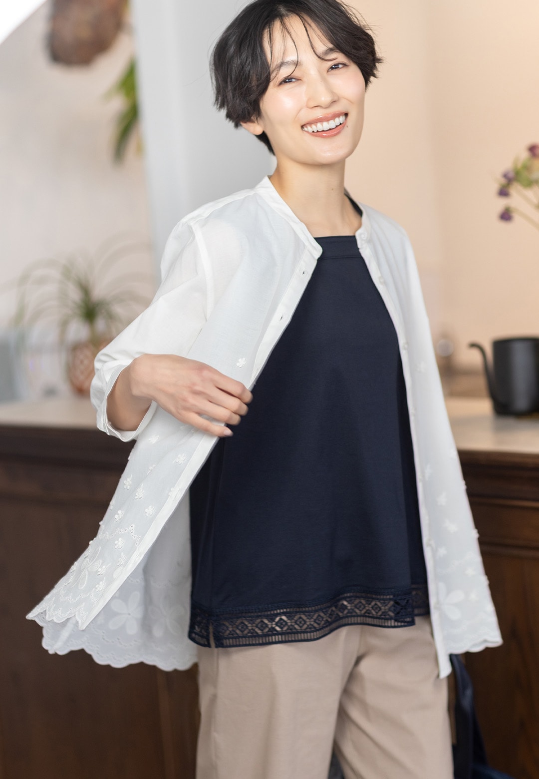 【ひやさらコットン】裾レースタンクトップ【綿100％・接触冷感・UVカット】とフラワープリント刺繍ブラウスとストレッチワイドパンツ【接触冷感・ウォッシャブル・後ろウエストゴム】を着用した女性１