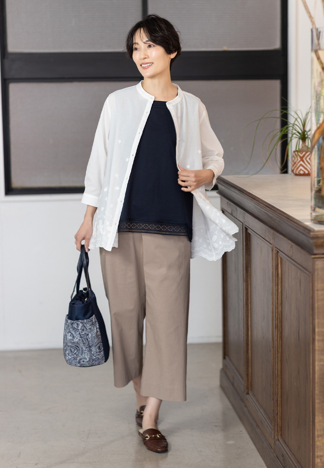 【ひやさらコットン】裾レースタンクトップ【綿100％・接触冷感・UVカット】とフラワープリント刺繍ブラウスとストレッチワイドパンツ【接触冷感・ウォッシャブル・後ろウエストゴム】を着用した女性２