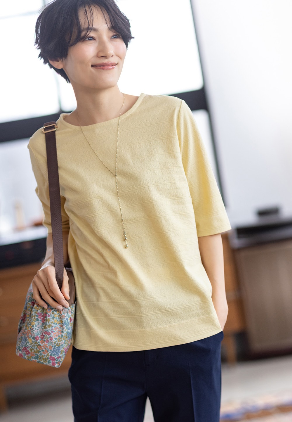 【ひやさらコットン】ジャガード6分袖Tシャツ【綿100％・接触冷感・UVカット】とストレッチオックスパンツ【接触冷感・後ろウエストゴム】と【Liberty】リバティプリントショルダーバッグを着用した女性１