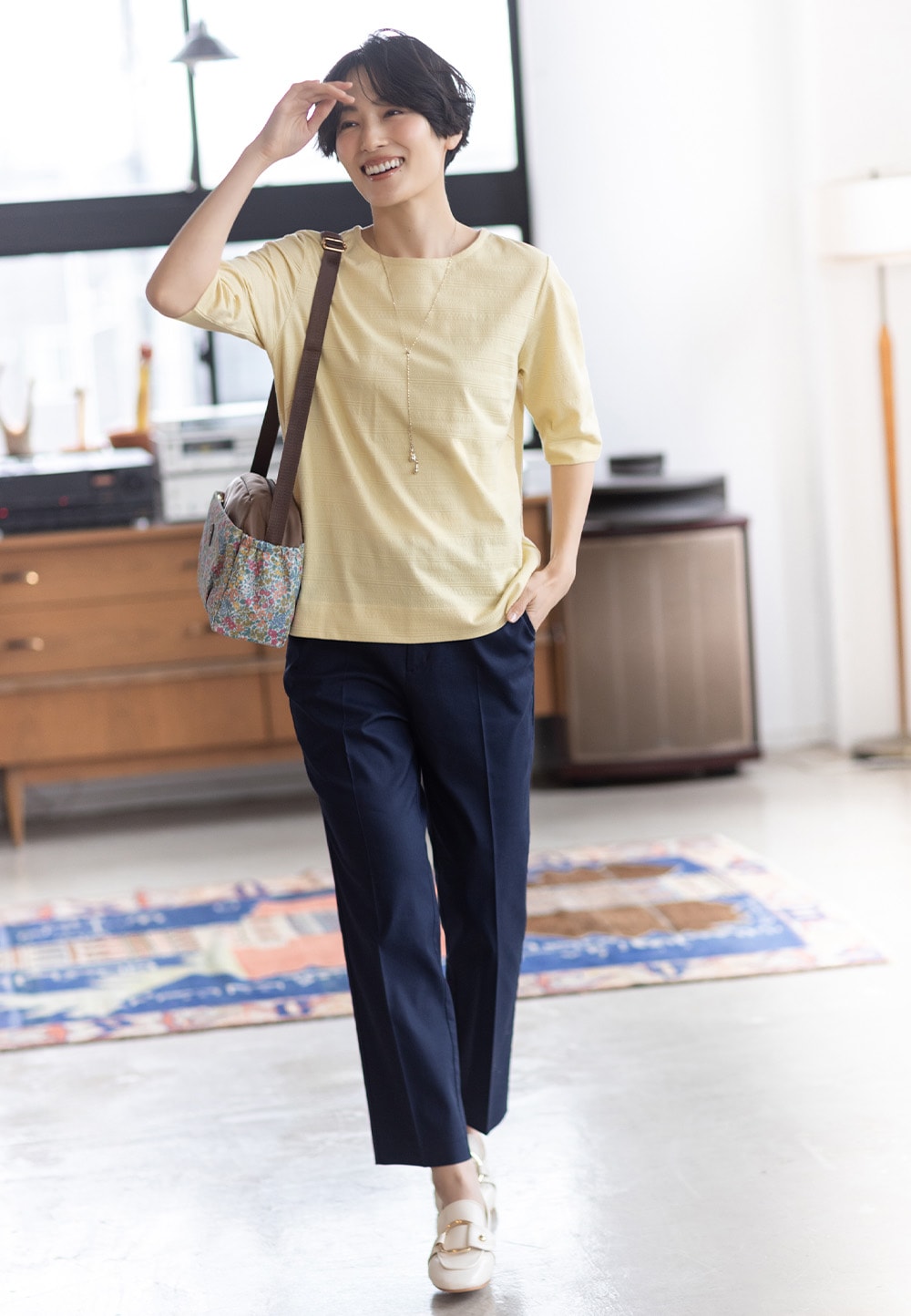 【ひやさらコットン】ジャガード6分袖Tシャツ【綿100％・接触冷感・UVカット】とストレッチオックスパンツ【接触冷感・後ろウエストゴム】と【Liberty】リバティプリントショルダーバッグを着用した女性２