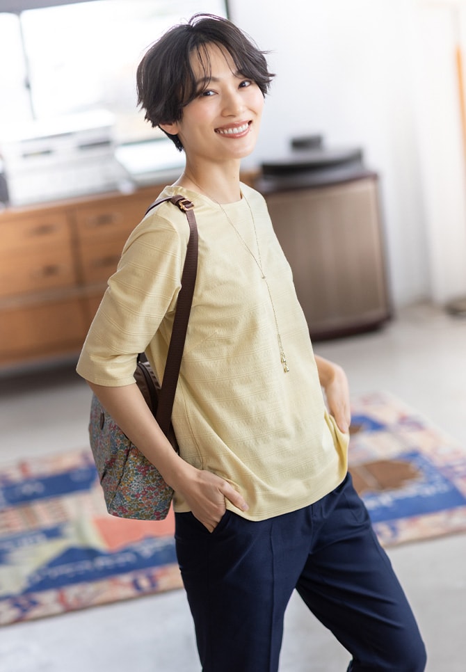 【ひやさらコットン】ジャガード6分袖Tシャツ【綿100％・接触冷感・UVカット】とストレッチオックスパンツ【接触冷感・後ろウエストゴム】と【Liberty】リバティプリントショルダーバッグを着用した女性３