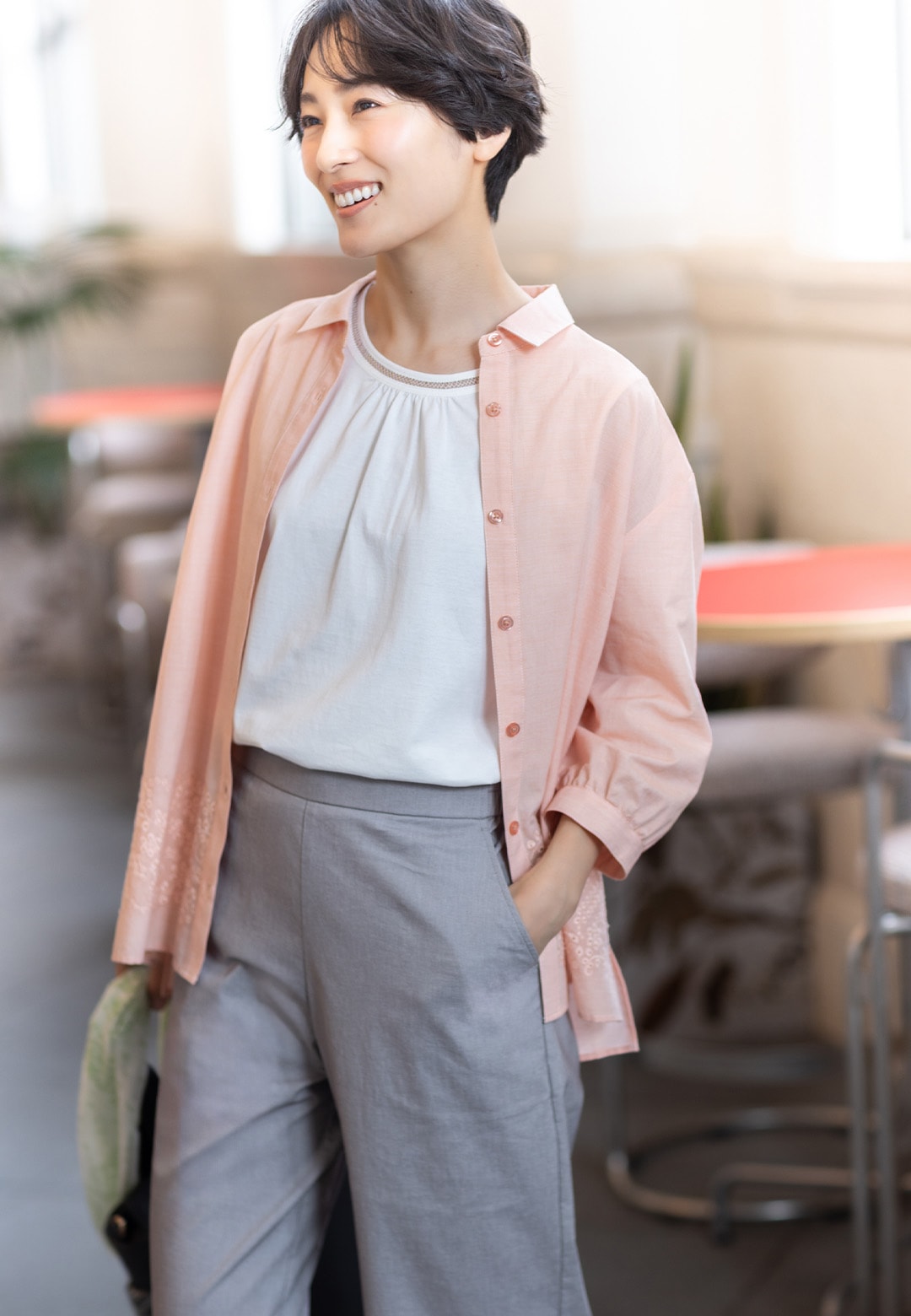 【ひやさらコットン】ダブルピコタンクトップ【綿100％・接触冷感・UVカット】と刺繍レースブラウスとストレッチワイドパンツ【接触冷感・ウォッシャブル・後ろウエストゴム】を着用した女性１