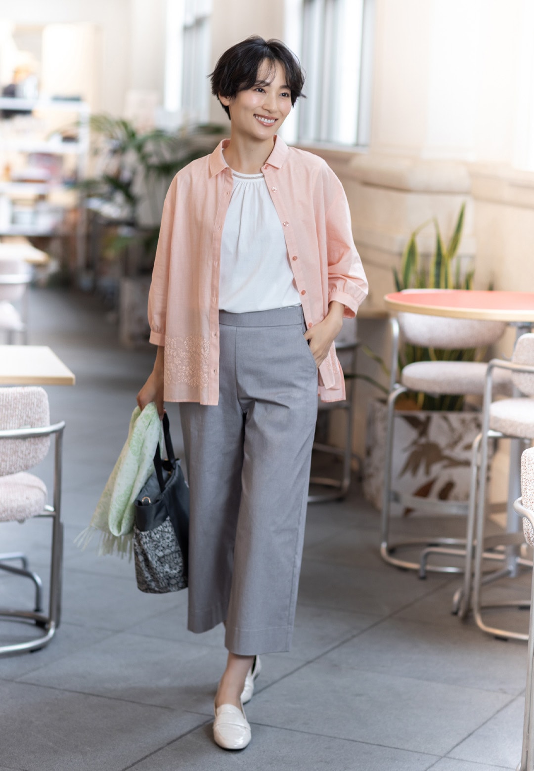 【ひやさらコットン】ダブルピコタンクトップ【綿100％・接触冷感・UVカット】と刺繍レースブラウスとストレッチワイドパンツ【接触冷感・ウォッシャブル・後ろウエストゴム】を着用した女性２