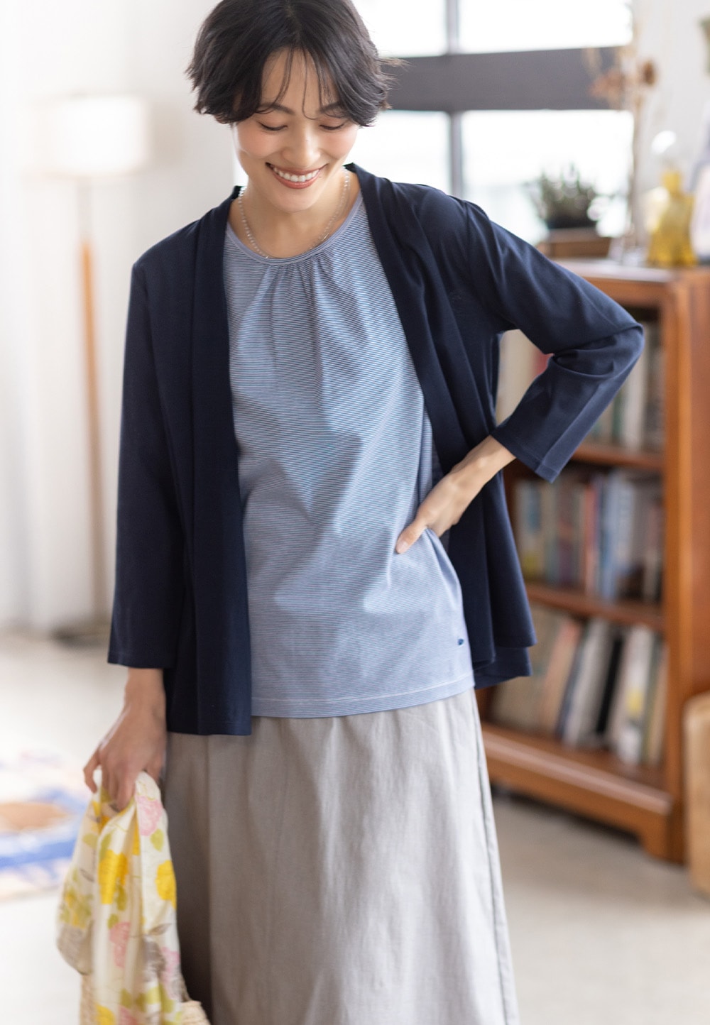 【ひやさらコットン】フライスカーディガン【接触冷感・UVカット】とボーダー・ドットタンクトップ【UVカット・接触冷感】【オーガニックコットン】と【WEB限定】ストレッチセミフレアスカート【接触冷感・ウォッシャブル・後ろウエストゴム】を着用した女性１