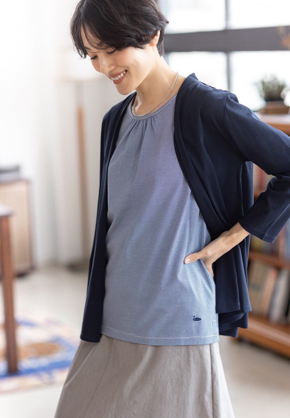 【ひやさらコットン】フライスカーディガン【接触冷感・UVカット】とボーダー・ドットタンクトップ【UVカット・接触冷感】【オーガニックコットン】と【WEB限定】ストレッチセミフレアスカート【接触冷感・ウォッシャブル・後ろウエストゴム】を着用した女性２