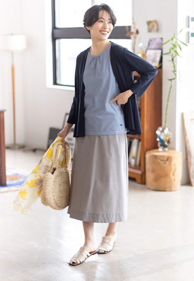 【ひやさらコットン】フライスカーディガン【接触冷感・UVカット】とボーダー・ドットタンクトップ【UVカット・接触冷感】【オーガニックコットン】と【WEB限定】ストレッチセミフレアスカート【接触冷感・ウォッシャブル・後ろウエストゴム】を着用した女性３