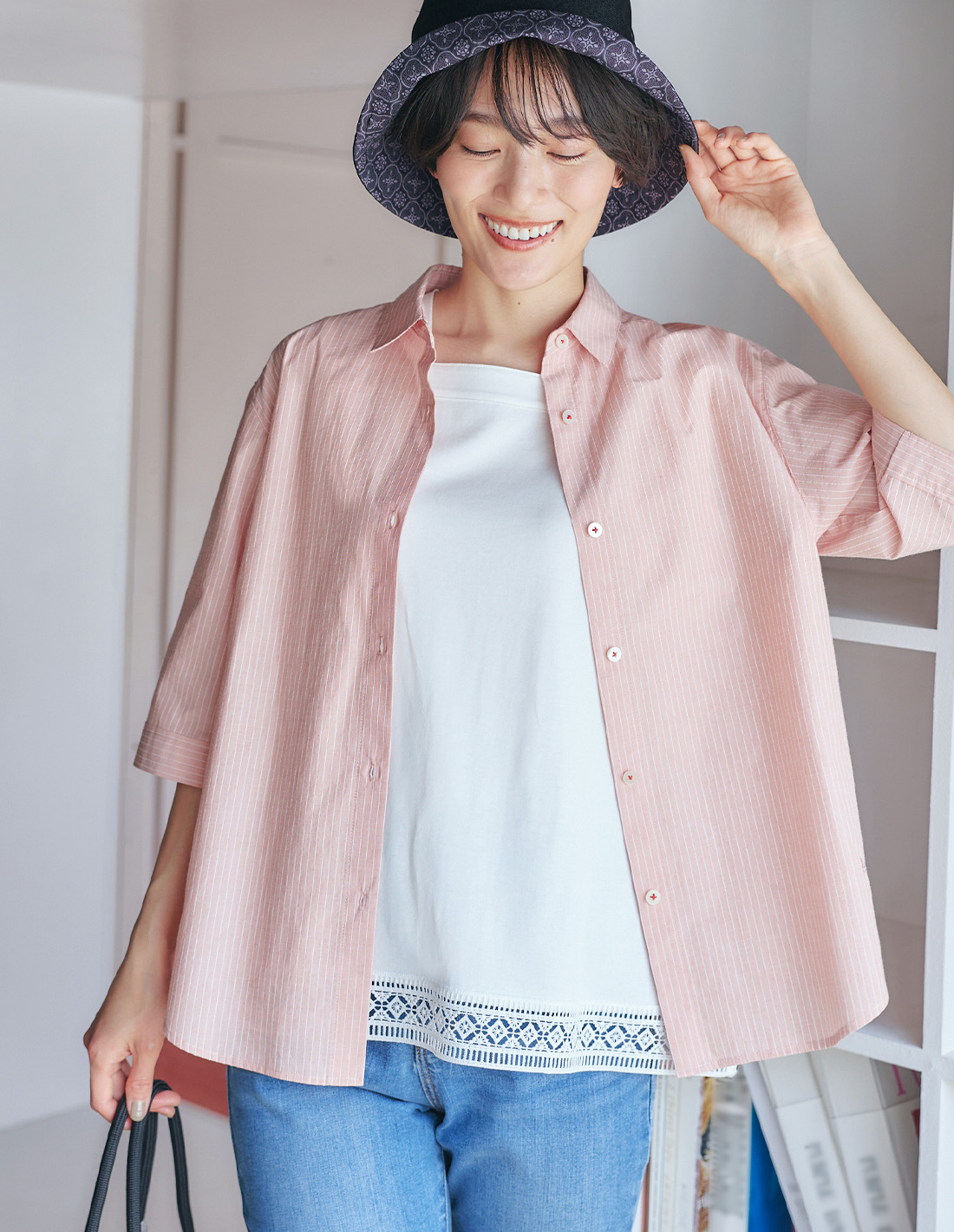 STYLE1 ひやさらコットンストライプシャツ【冷感】【UVカット】【ひやさら・UVカット・オーガニックコットン】&【ひやさらコットン】裾レースタンクトップ【綿100％・接触冷感・UVカット】&ストレッチデニムスリムパンツ&【In Blooom×-ten】 スリットハットを着用した女性 01