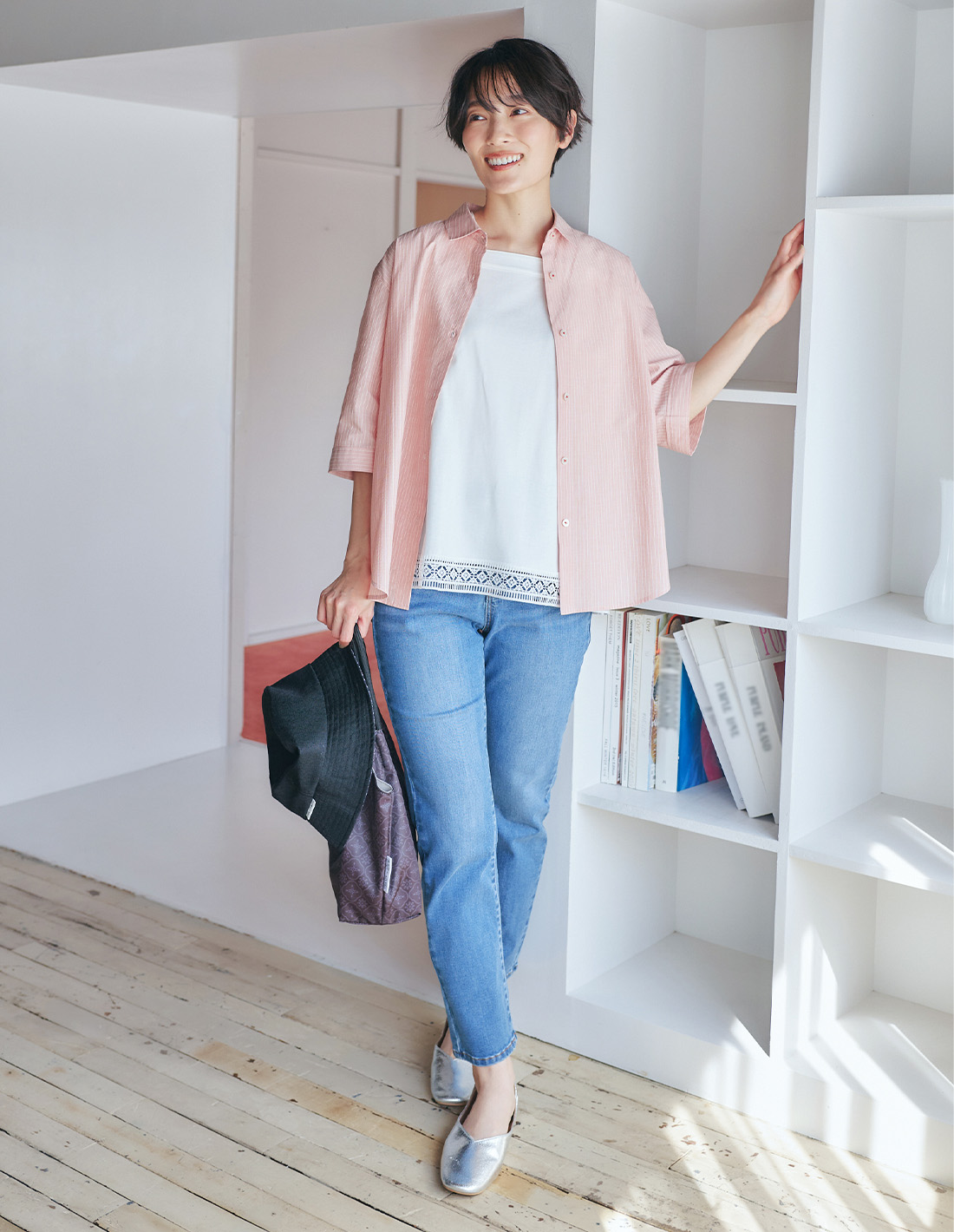 STYLE1 ひやさらコットンストライプシャツ【冷感】【UVカット】【ひやさら・UVカット・オーガニックコットン】&【ひやさらコットン】裾レースタンクトップ【綿100％・接触冷感・UVカット】&ストレッチデニムスリムパンツ&【In Blooom×-ten】 スリットハットを着用した女性 02