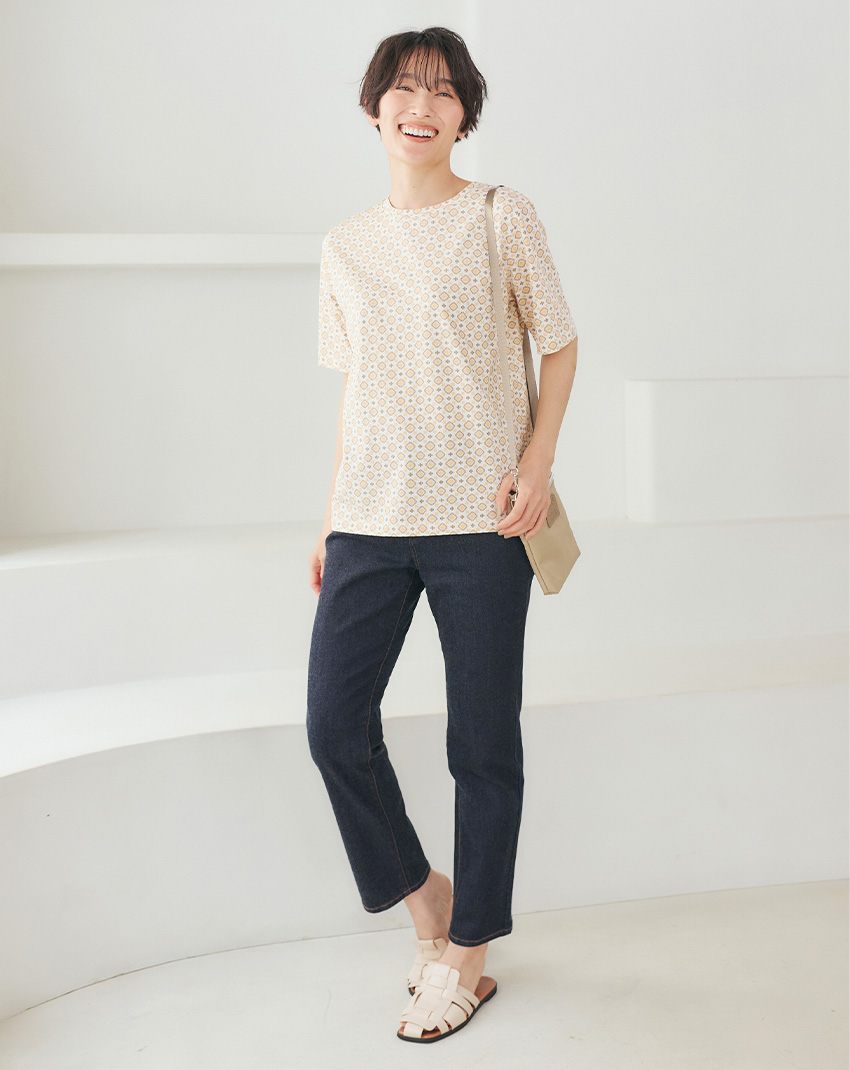 STYLE3 【ひやさらコットン】小紋柄プリントTシャツ【綿100％・接触冷感・UVカット】&ストレッチデニムスリムパンツを着用した女性 01