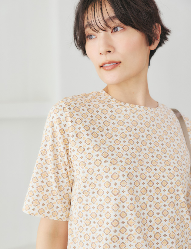 STYLE3 【ひやさらコットン】小紋柄プリントTシャツ【綿100％・接触冷感・UVカット】&ストレッチデニムスリムパンツを着用した女性 02