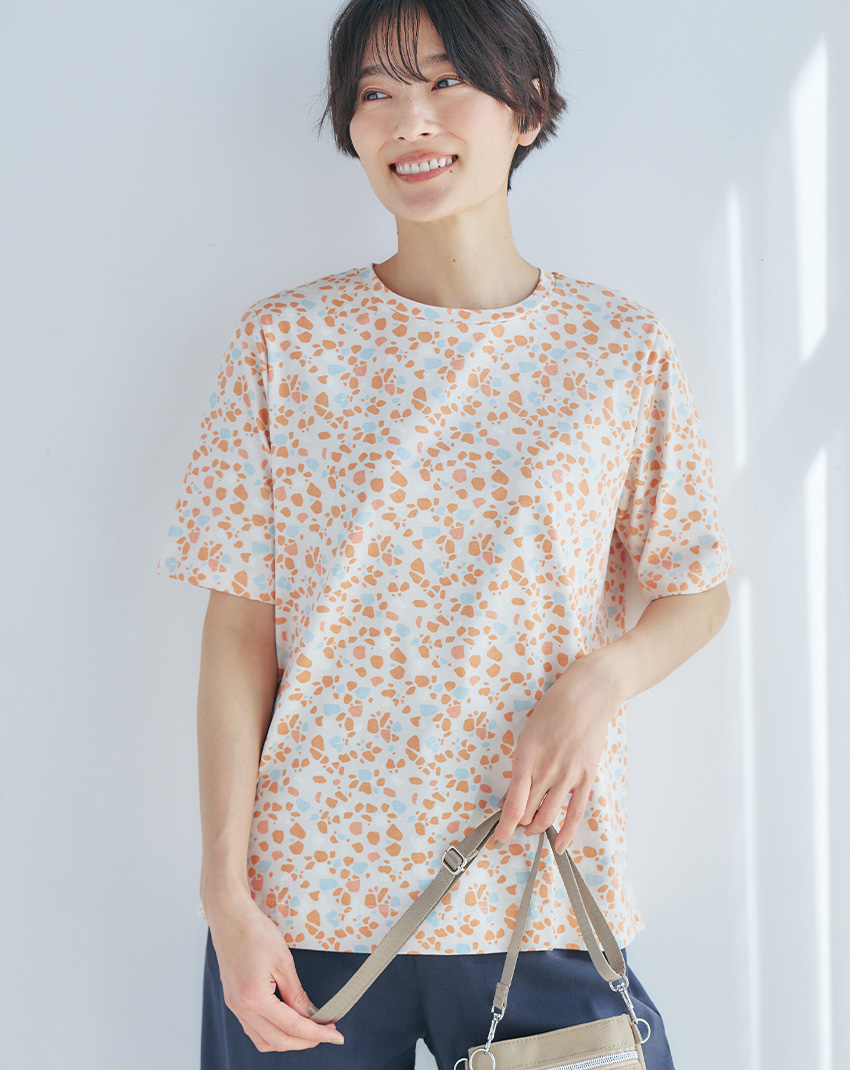 STYLE4 【in Blooomコラボ】ひやさら総柄Tシャツ【冷感】【UVカット】【ひやさや・UVカット・オーガニックコットン】&シャンブレーパンツ【冷感】【接触冷感・ケアラク】を着用した女性 01
