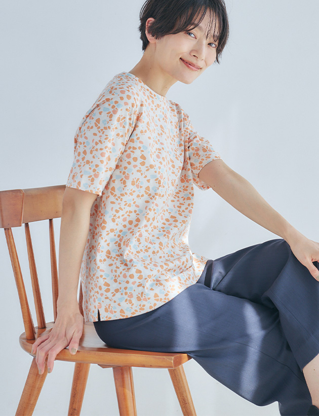 STYLE4 【in Blooomコラボ】ひやさら総柄Tシャツ【冷感】【UVカット】【ひやさや・UVカット・オーガニックコットン】&シャンブレーパンツ【冷感】【接触冷感・ケアラク】を着用した女性 02