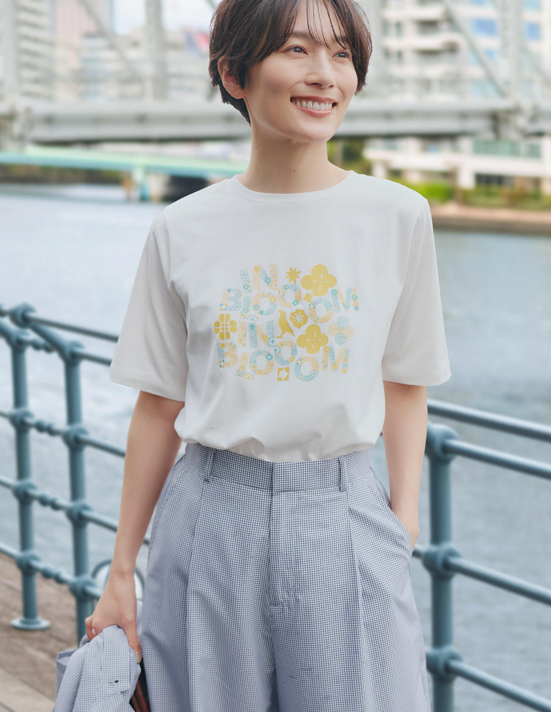 STYLE5 【in Blooomコラボ】ひやさらプリントTシャツ【冷感】【UVカット】【ひやさら・UVカット・オーガニックコットン】&ギンガムチェックセミワイドキュロットパンツ【後ろウエストゴム】&ギンガムチェックジャケットを着用した女性 01