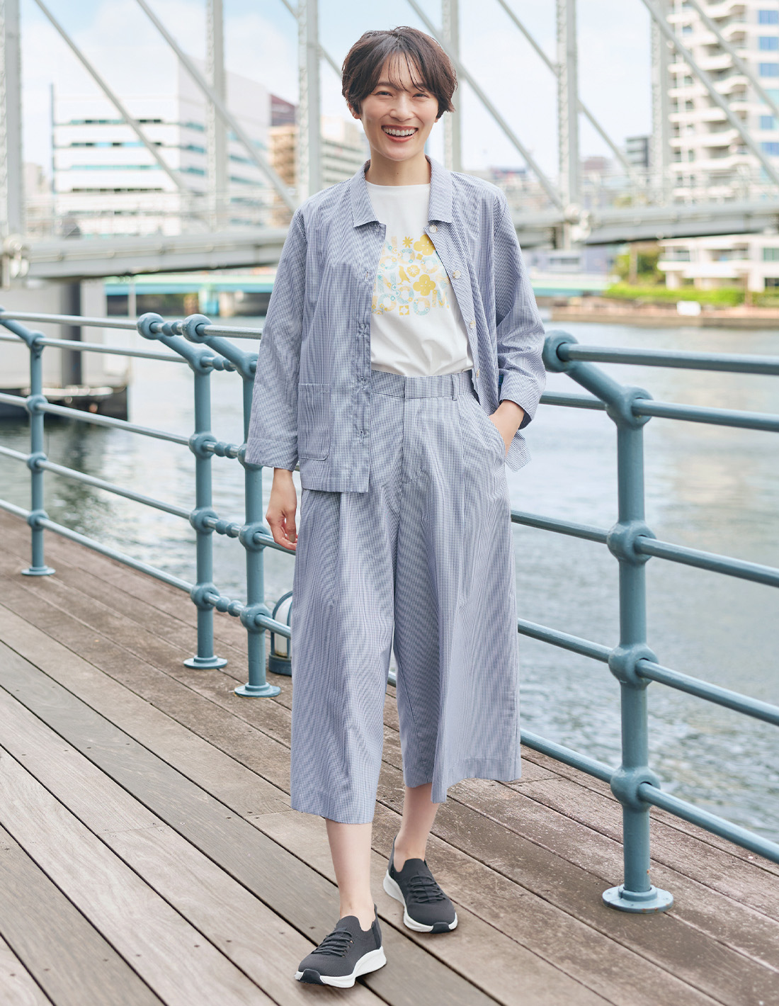 STYLE5 【in Blooomコラボ】ひやさらプリントTシャツ【冷感】【UVカット】【ひやさら・UVカット・オーガニックコットン】&ギンガムチェックセミワイドキュロットパンツ【後ろウエストゴム】&ギンガムチェックジャケットを着用した女性 02