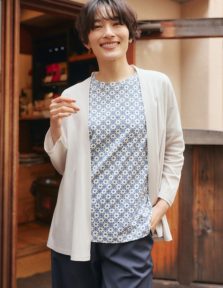 STYLE6  【ひやさらコットン】フライスカーディガン【接触冷感・UVカット】&【ひやさらコットン】小紋柄プリントTシャツ【綿100％・接触冷感・UVカット】&シャンブレーパンツ【冷感】【接触冷感・ケアラク】を着用した女性 01
