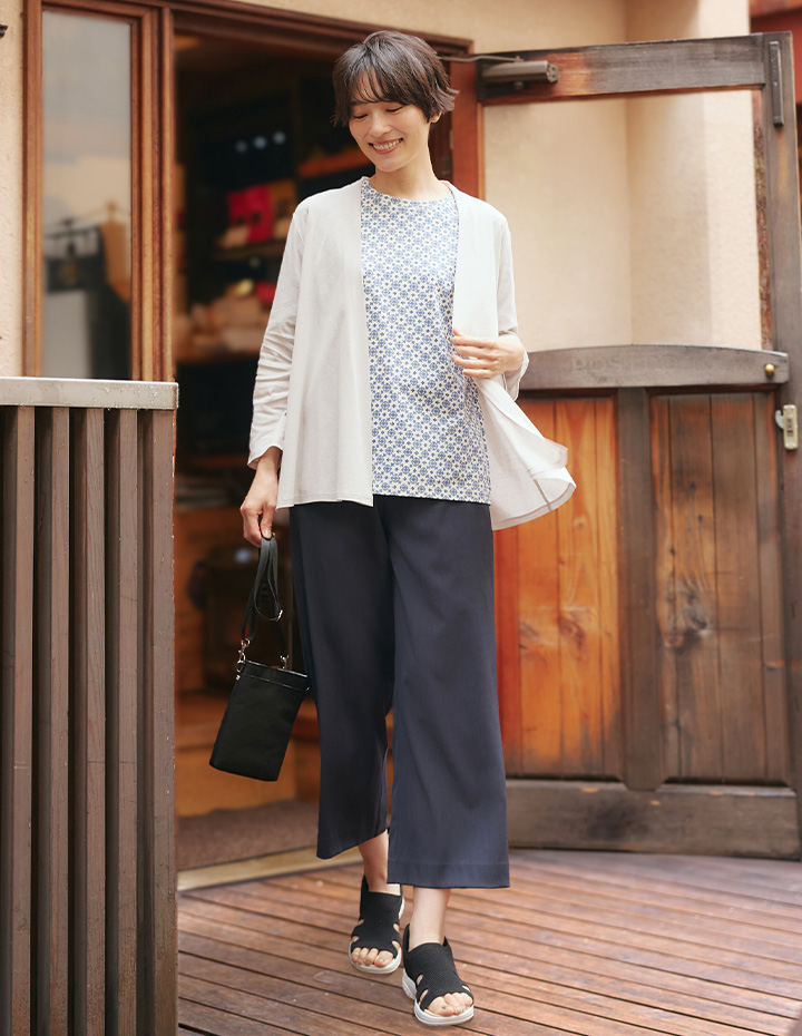 STYLE6  【ひやさらコットン】フライスカーディガン【接触冷感・UVカット】&【ひやさらコットン】小紋柄プリントTシャツ【綿100％・接触冷感・UVカット】&シャンブレーパンツ【冷感】【接触冷感・ケアラク】を着用した女性 02