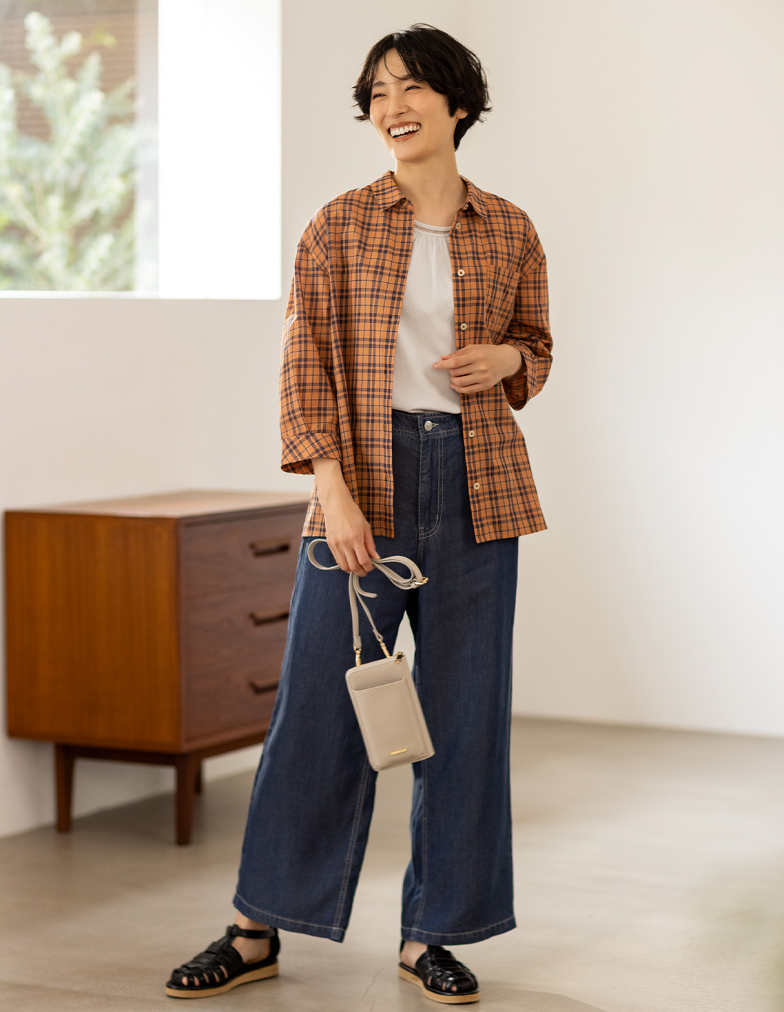 STYLE1 チェック柄7分袖シャツ&【ひやさらコットン】ダブルピコタンクトップ&デニムストレートパンツを着用した女性 01