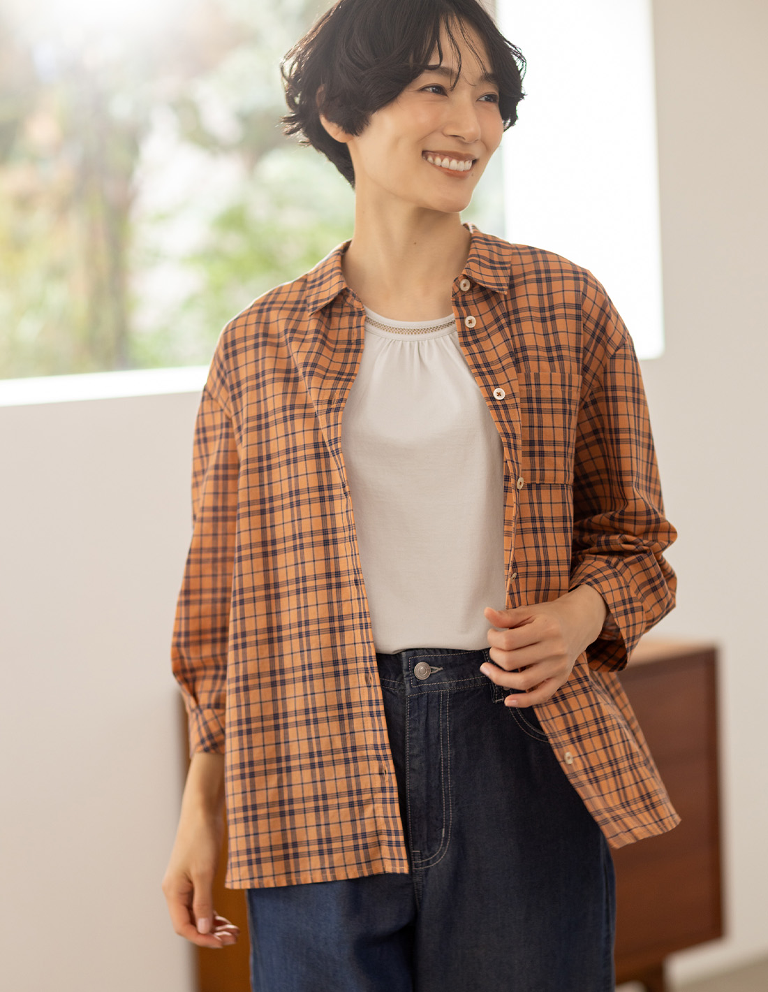 STYLE1 チェック柄7分袖シャツ&【ひやさらコットン】ダブルピコタンクトップ&デニムストレートパンツを着用した女性 02