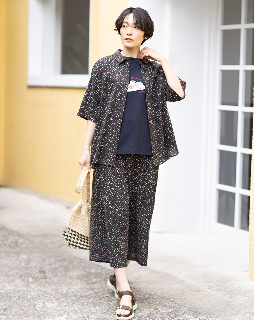 STYLE3 【高島ちぢみ】ドットプリントブラウス&【ひやさらコットン】モックネックベジタブルプリント5分袖Tシャツ&【高島ちぢみ】ドットプリントパンツを着用した女性 01
