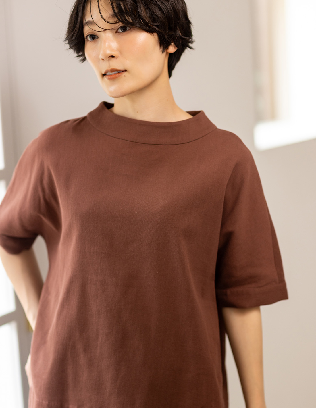 STYLE5 【高島ちぢみ】モックネックハーフスリーブプルオーバー&ストレッチストレートパンツを着用した女性 01