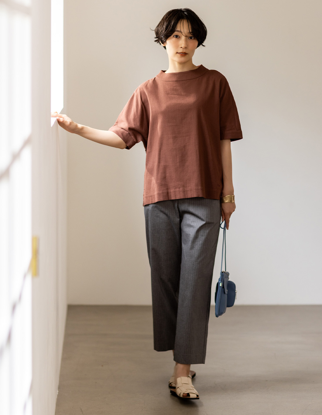 STYLE5 【高島ちぢみ】モックネックハーフスリーブプルオーバー&ストレッチストレートパンツを着用した女性 02