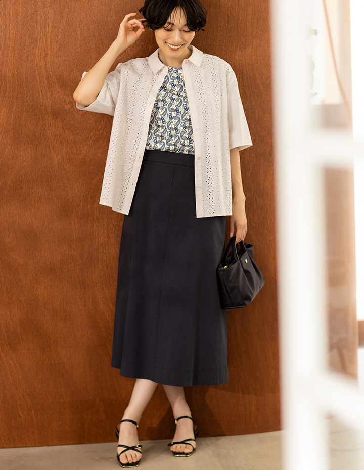 STYLE6 フロントレースハーフスリーブシャツ&【ひやさらコットン】バックタックペイズリープリント5分袖Tシャツ&【WEB限定】ストレッチセミフレアスカートを着用した女性 01
