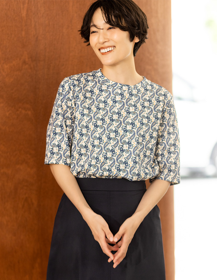 STYLE6 フロントレースハーフスリーブシャツ&【ひやさらコットン】バックタックペイズリープリント5分袖Tシャツ&【WEB限定】ストレッチセミフレアスカートを着用した女性 02