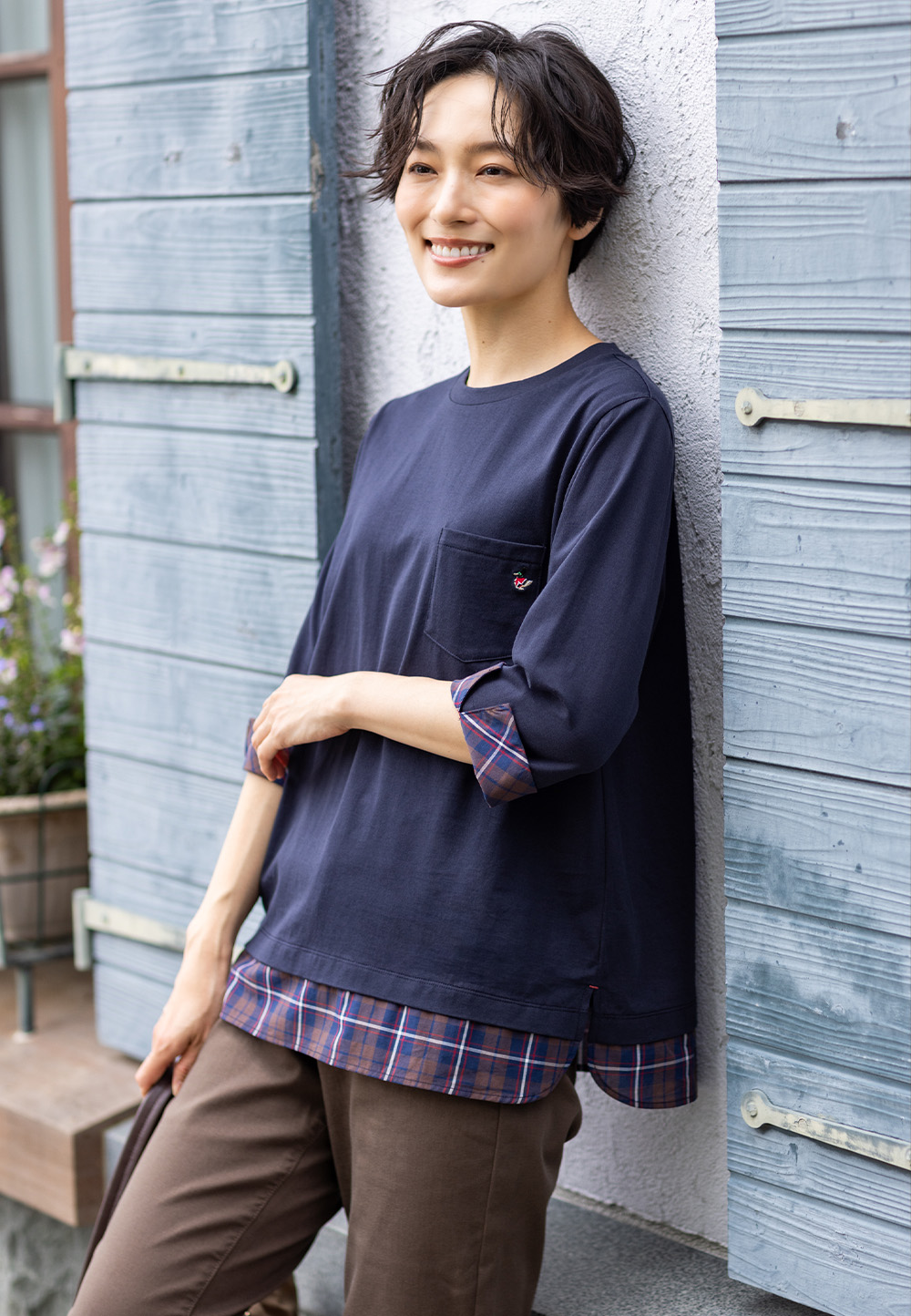 【chiyoさんコラボ】ロンドンマーチワンポイント刺しゅうチェックシャツ、【chiyoさんコラボ】ロンドンマーチチェックドッキング7分袖プルオーバー、ストレッチストレートパンツのコーディネート（別カット）