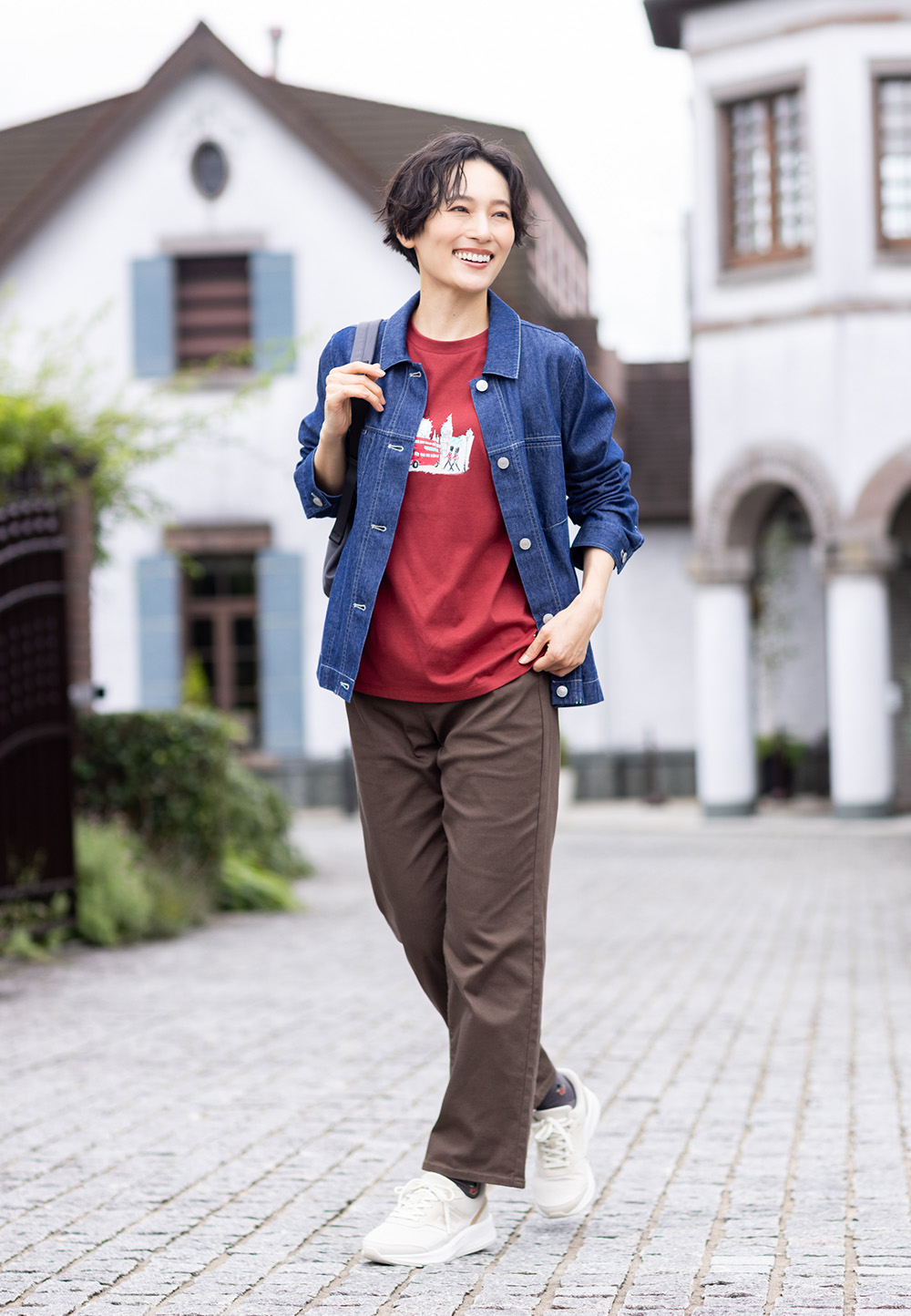 ストレッチライトデニムジャケット、【chiyoさんコラボ】ロンドンマーチロゴプリント7分袖Tシャツ、【おやこバッグシリーズ】ミニバッグ付きナイロンリュックのコーディネート