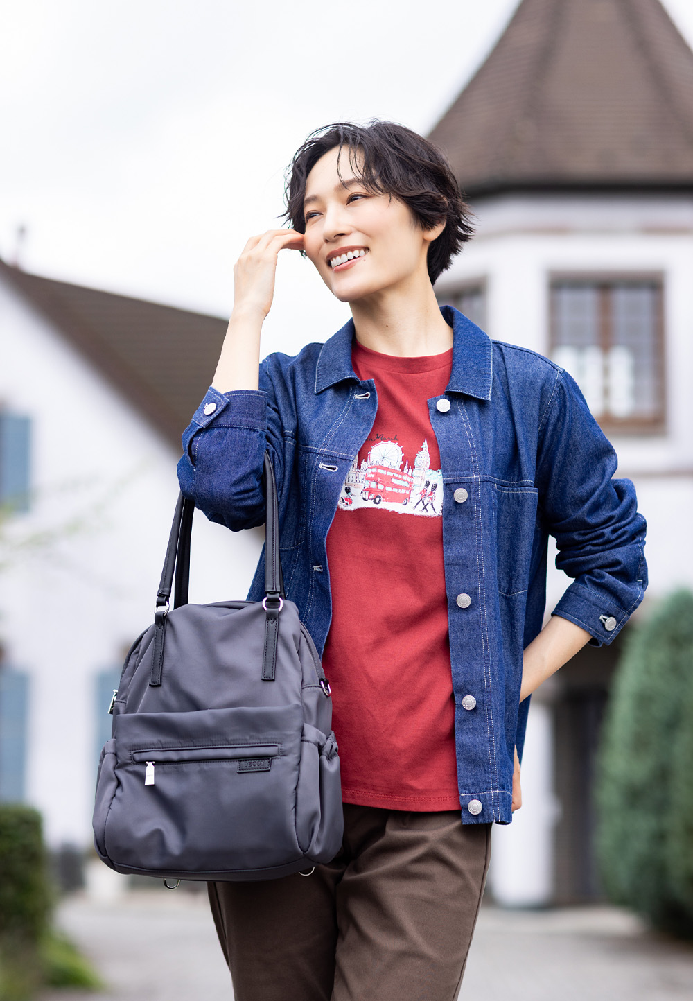 ストレッチライトデニムジャケット、【chiyoさんコラボ】ロンドンマーチロゴプリント7分袖Tシャツ、【おやこバッグシリーズ】ミニバッグ付きナイロンリュックのコーディネート（別カット）