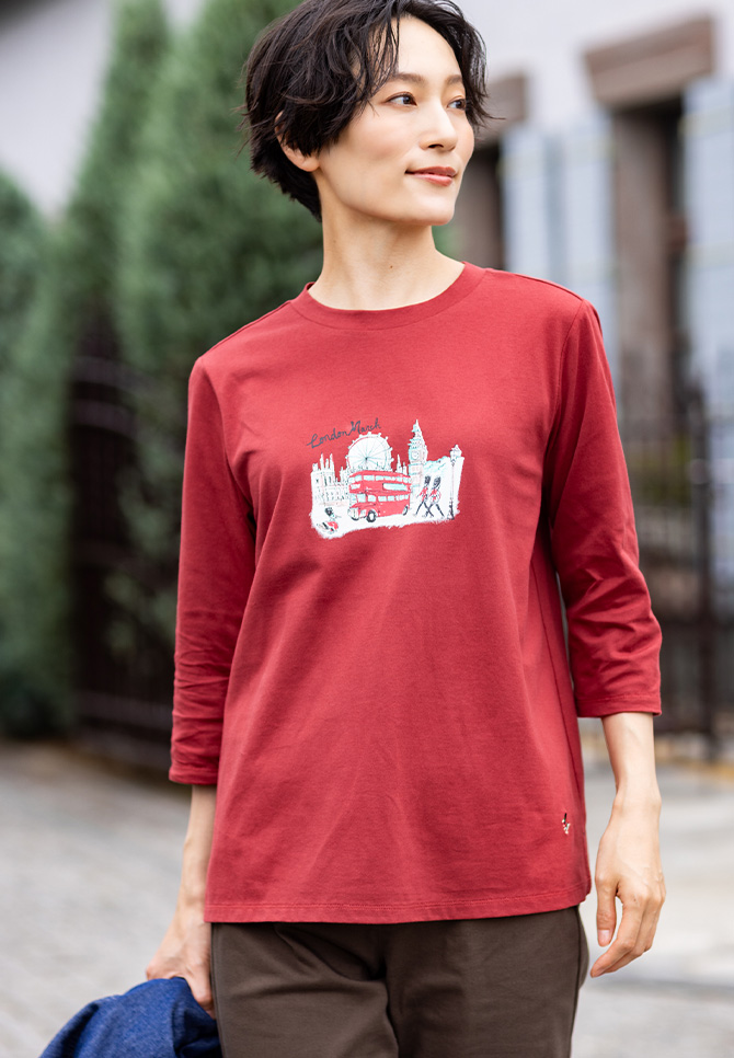 ストレッチライトデニムジャケット、【chiyoさんコラボ】ロンドンマーチロゴプリント7分袖Tシャツ、【おやこバッグシリーズ】ミニバッグ付きナイロンリュックのディテール