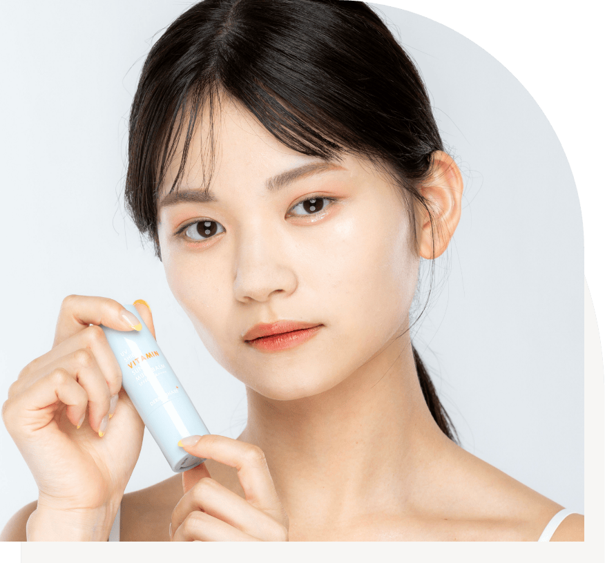 UVシールドビタミンSUNマルチバームを手に持っている女性の写真１