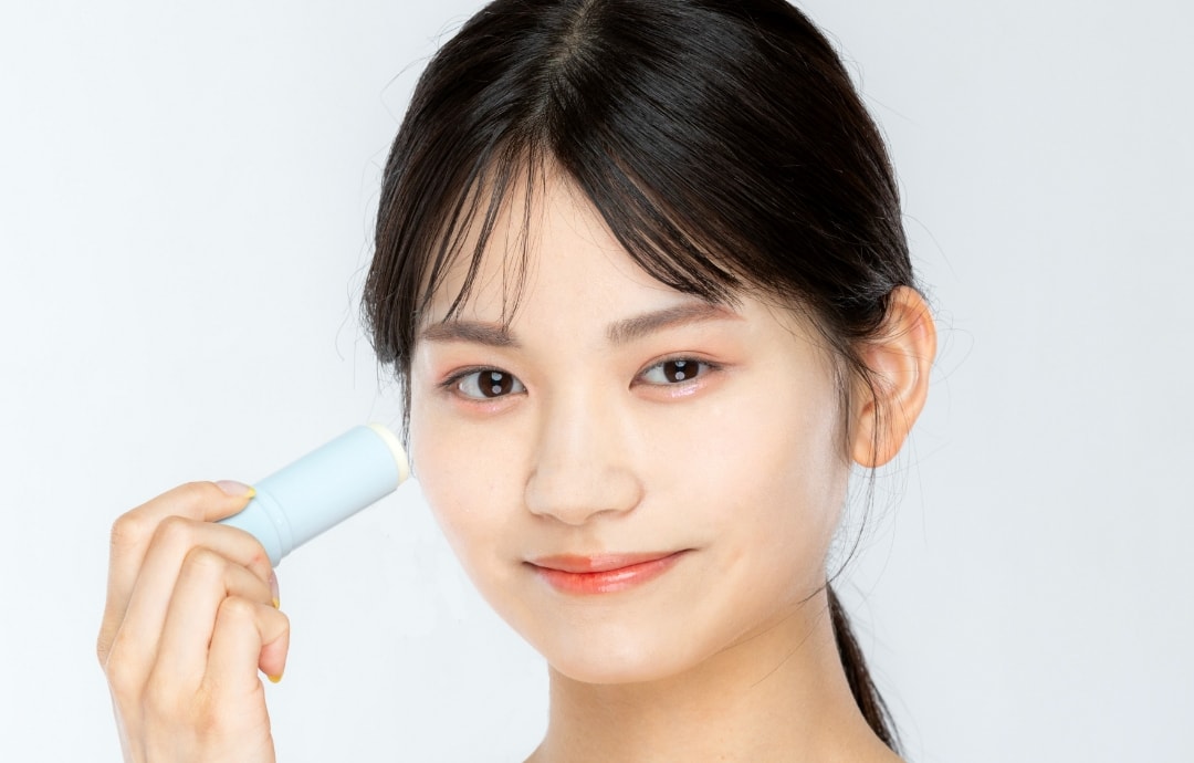 UVシールドビタミンSUNマルチバームを手に持っている女性の写真２