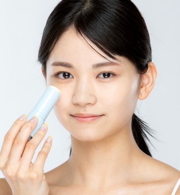 UVシールドビタミンSUNマルチバームを使用している女性の写真１