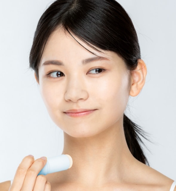 UVシールドビタミンSUNマルチバームを使用している女性の写真２