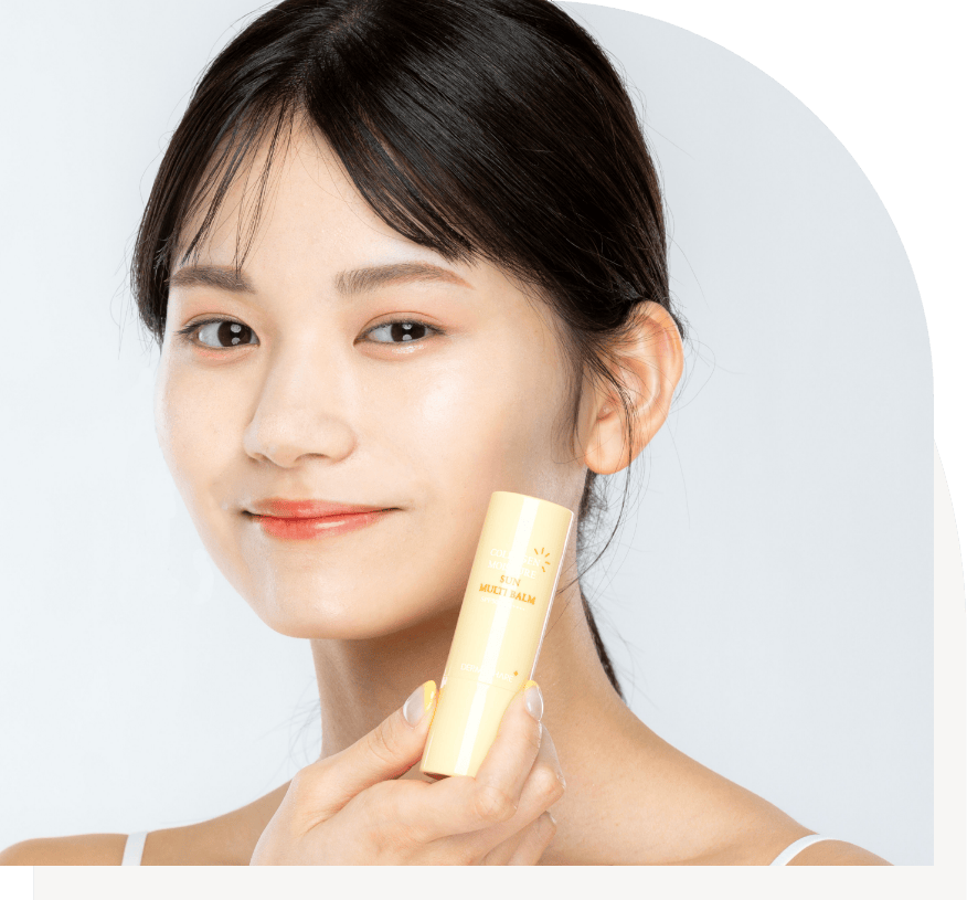 コラーゲンモイスチャーSUNマルチバームを手に持っている女性の写真１