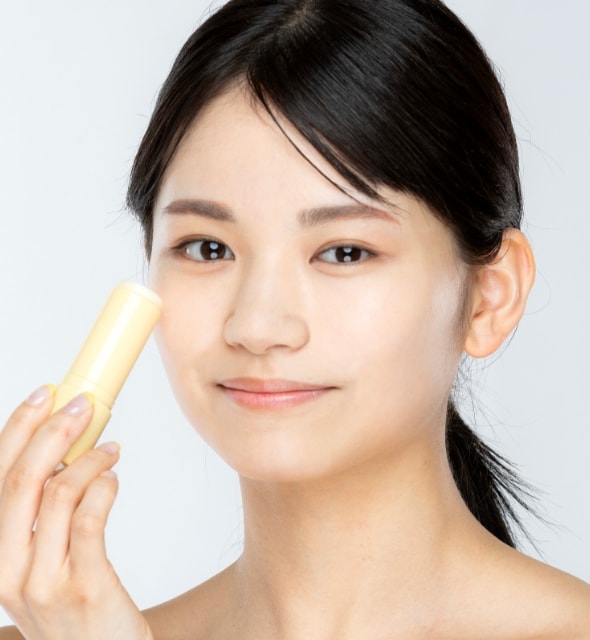 コラーゲンモイスチャーSUNマルチバームを使用している女性の写真１