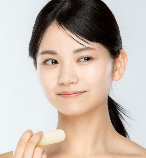 コラーゲンモイスチャーSUNマルチバームを使用している女性の写真２