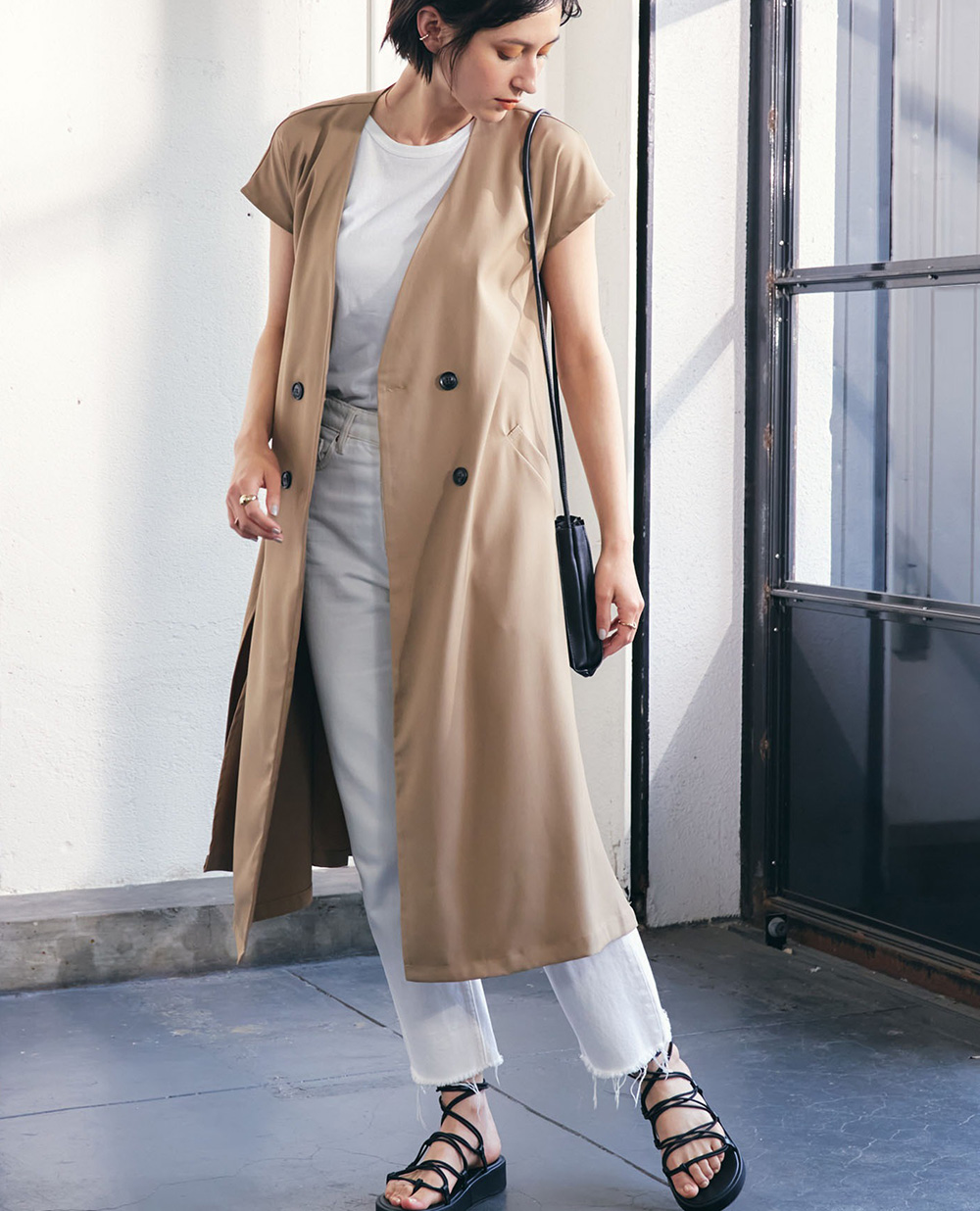 【TOMOコラボ】サイドスリットロングジレベストのベージュを着用した女性の写真