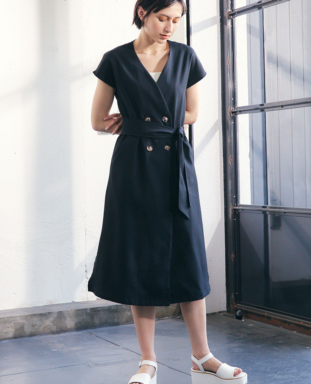 【TOMOコラボ】サイドスリットロングジレベストの黒を着用した女性の写真