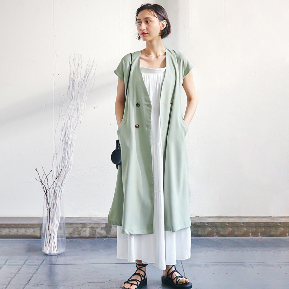 【TOMOコラボ】サイドスリットロングジレベストのLグリーンを着用した女性の写真