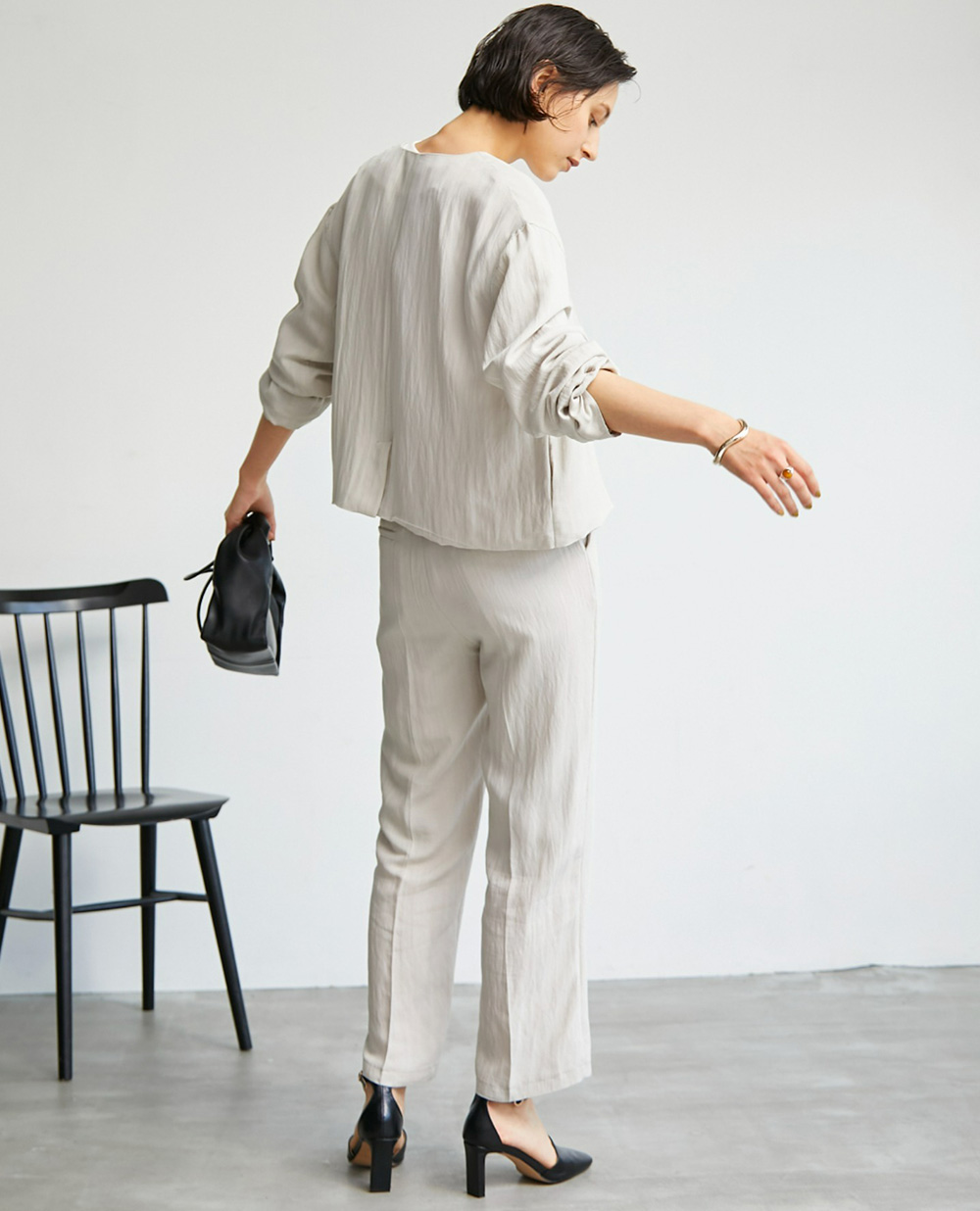 【yun_wearコラボ】ノーカラージャケット＋センターラインピンタック　セットアップのグレーを着用した女性の写真