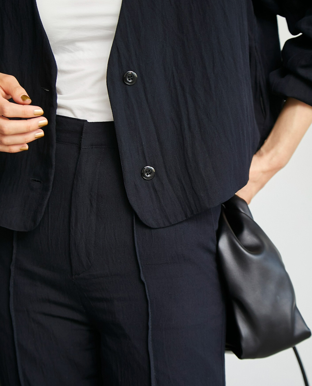 【yun_wearコラボ】ノーカラージャケット＋センターラインピンタック　セットアップの黒を着用した女性の写真