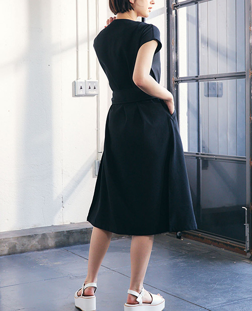 【TOMOコラボ】サイドスリットロングジレベストの黒を着用して後ろを向いている女性の写真