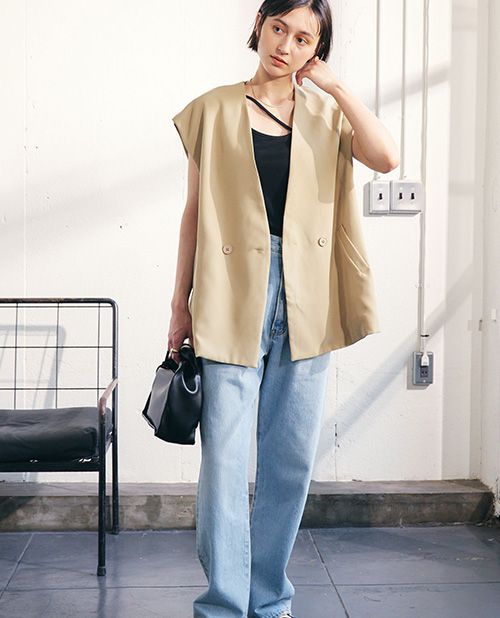 【TOMOコラボ】ノーカラージレベストのベージュを着用して正面を向いている女性の写真