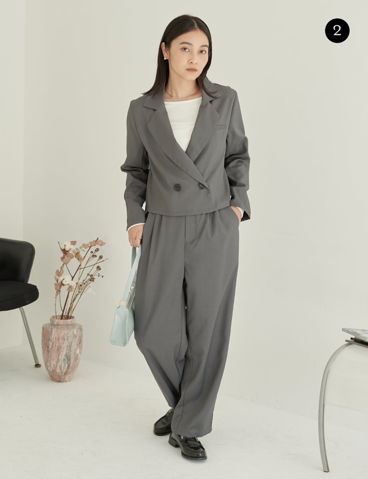 ショートジャケット+タックパンツ セットアップ カラーバリエーショングレーを着用している女性の写真