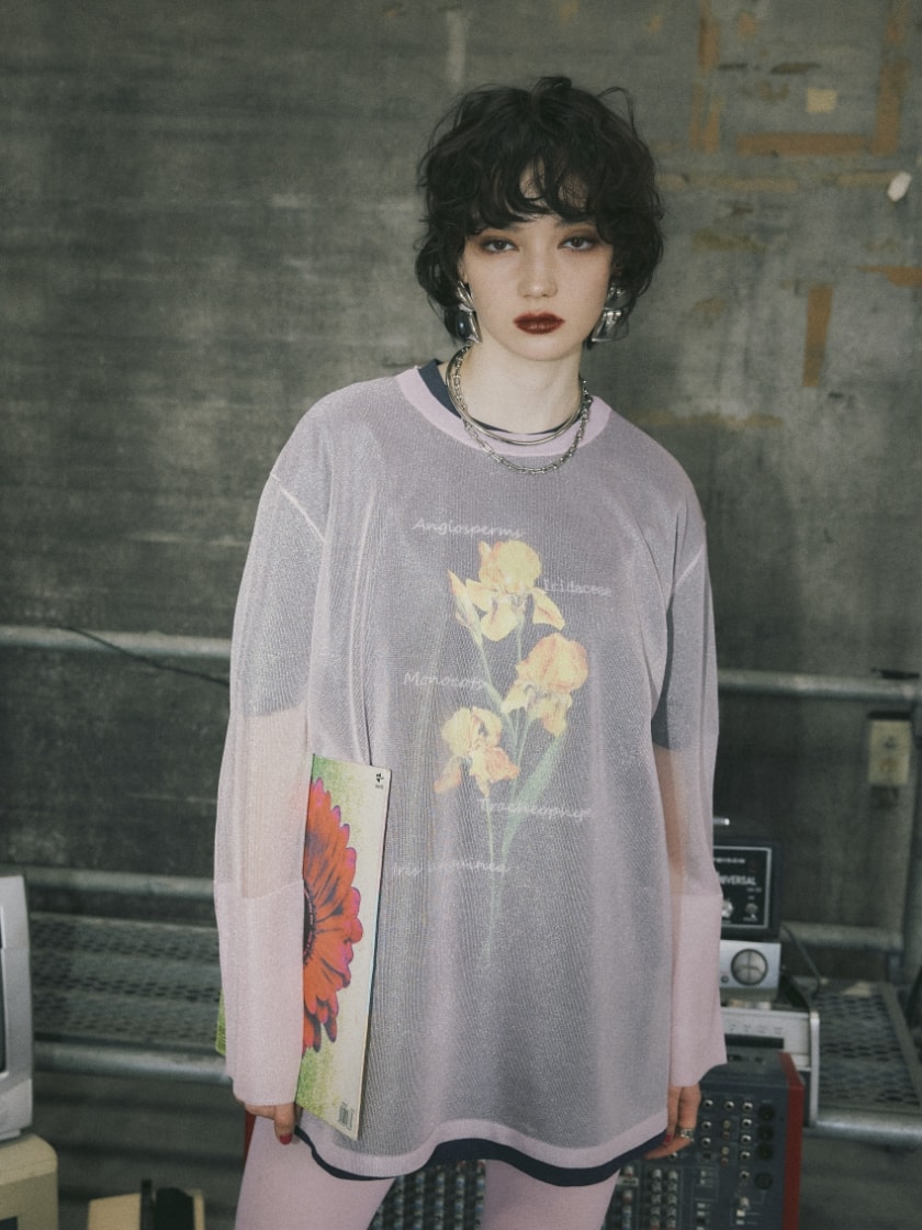 シアーニットチュニックとアイリスプリントチュニックTシャツを着用した女性１