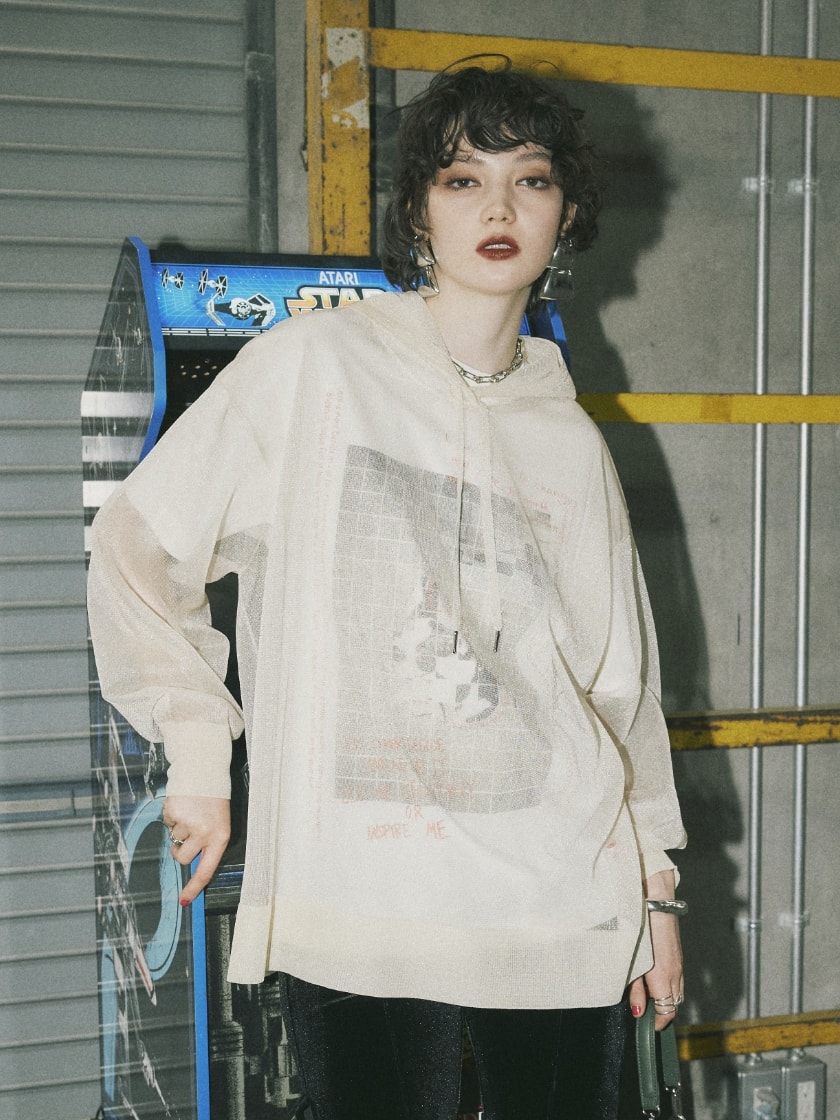 シアーニットフード付プルオーバーとフォトプリントTシャツとベロアハーフレギンスを着用した女性１