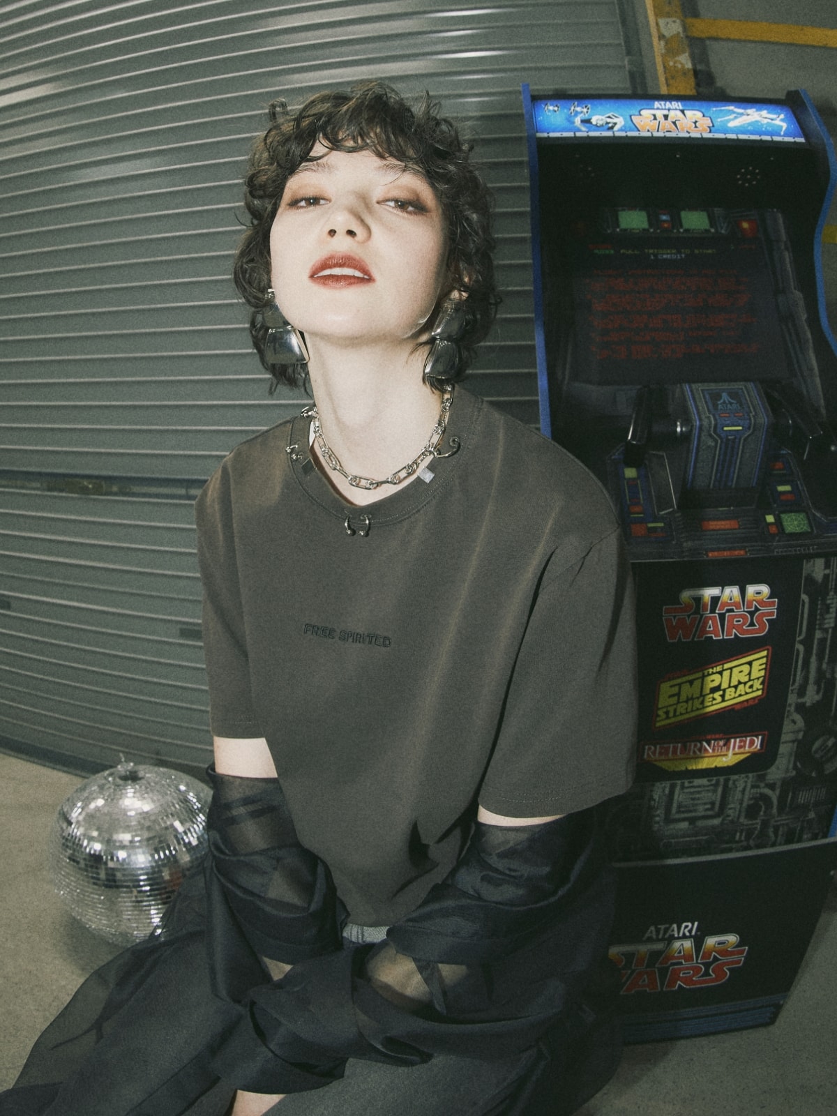 ボディピアスTシャツを着用した女性１